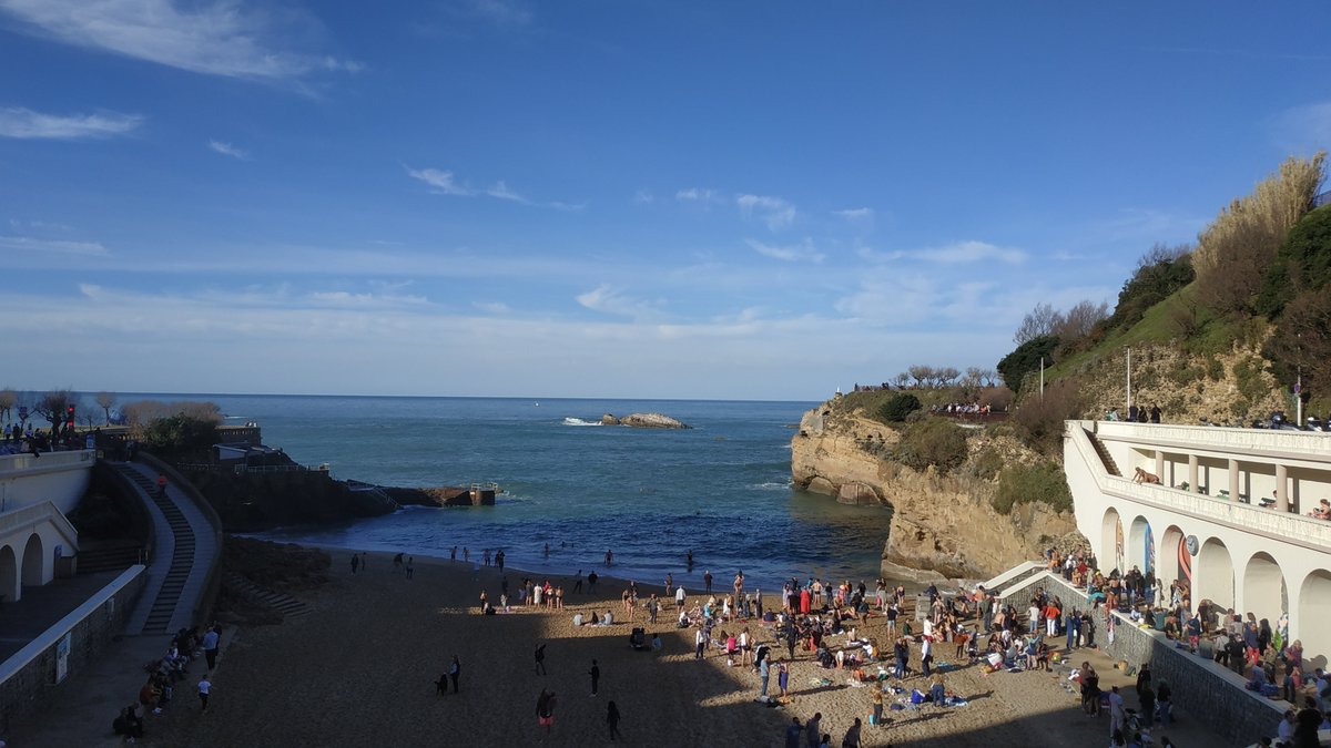 billoutronic's tweet photo. Biarritz 1er janvier, 24°, normal. https://t.co/kXpJ7wC44P