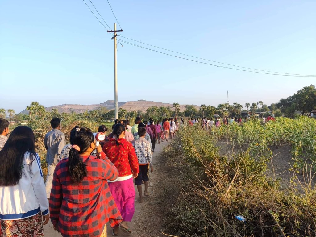 Khithitofficial's tweet photo. မုံရွာတွင် အကြမ်းဖက် ဖက်ဆစ်စစ်အာဏာရှင်ဆန့်ကျင်ရေးချ���တက်ဆန္ဒပြ

ရန်ကုန်၊ ဇန်နဝါရီ ၁

မုံရွာမြို့နယ် အနောက်မြောက်လွင်ပြင်ဒေသ ကျေးရွာတစ်ရွာတွင် ပြည်သူများက အကြမ်းဖက် ဖက်ဆစ် စစ်အာဏာရှင်ဆန့်ကျင်ရေး ချီတက်ဆန္ဒပြခြင်းကို ယနေ့ ဇန်နဝါရီ ၁ရက်နေ့တွင် ပြုလုပ်ခဲ့ကြသည်။ https://t.co/LpoZL9l1vk