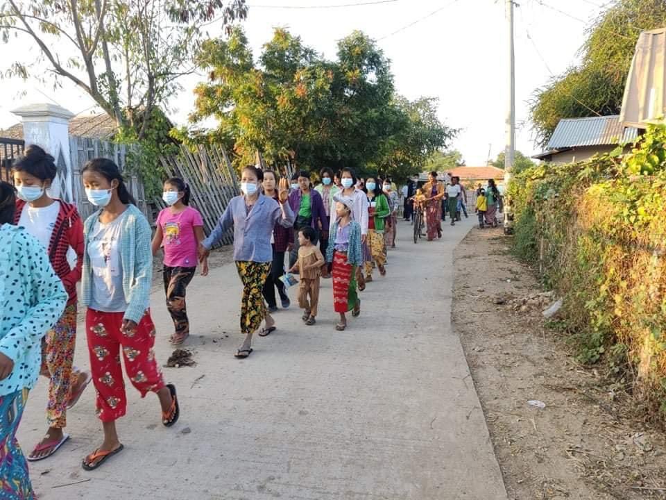 Khithitofficial's tweet photo. မုံရွာတွင် အကြမ်းဖက် ဖက်ဆစ်စစ်အာဏာရှင်ဆန့်ကျင်ရေးချ���တက်ဆန္ဒပြ

ရန်ကုန်၊ ဇန်နဝါရီ ၁

မုံရွာမြို့နယ် အနောက်မြောက်လွင်ပြင်ဒေသ ကျေးရွာတစ်ရွာတွင် ပြည်သူများက အကြမ်းဖက် ဖက်ဆစ် စစ်အာဏာရှင်ဆန့်ကျင်ရေး ချီတက်ဆန္ဒပြခြင်းကို ယနေ့ ဇန်နဝါရီ ၁ရက်နေ့တွင် ပြုလုပ်ခဲ့ကြသည်။ https://t.co/LpoZL9l1vk