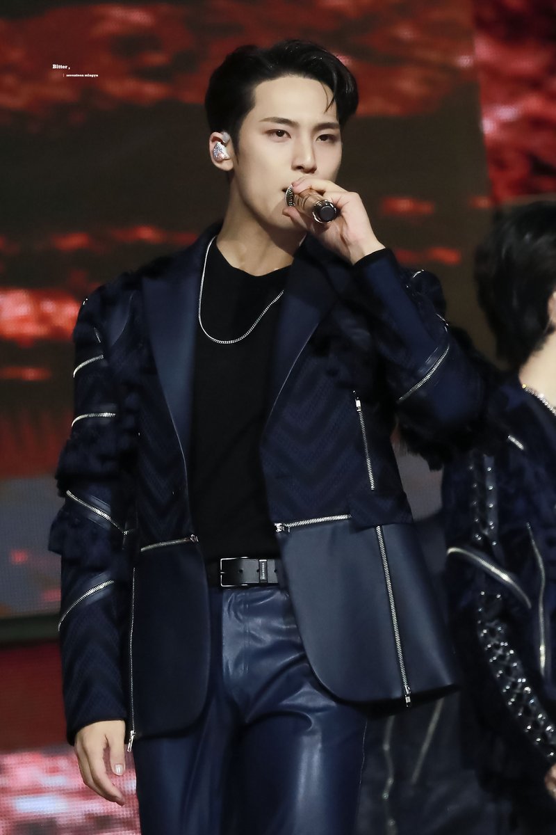 211231 위버스콘 민규 HQ

사람이 이렇게 잘생겨도 되는건가..🥵🥵
#세븐틴 #SEVENTEEN #MINGYU #민규