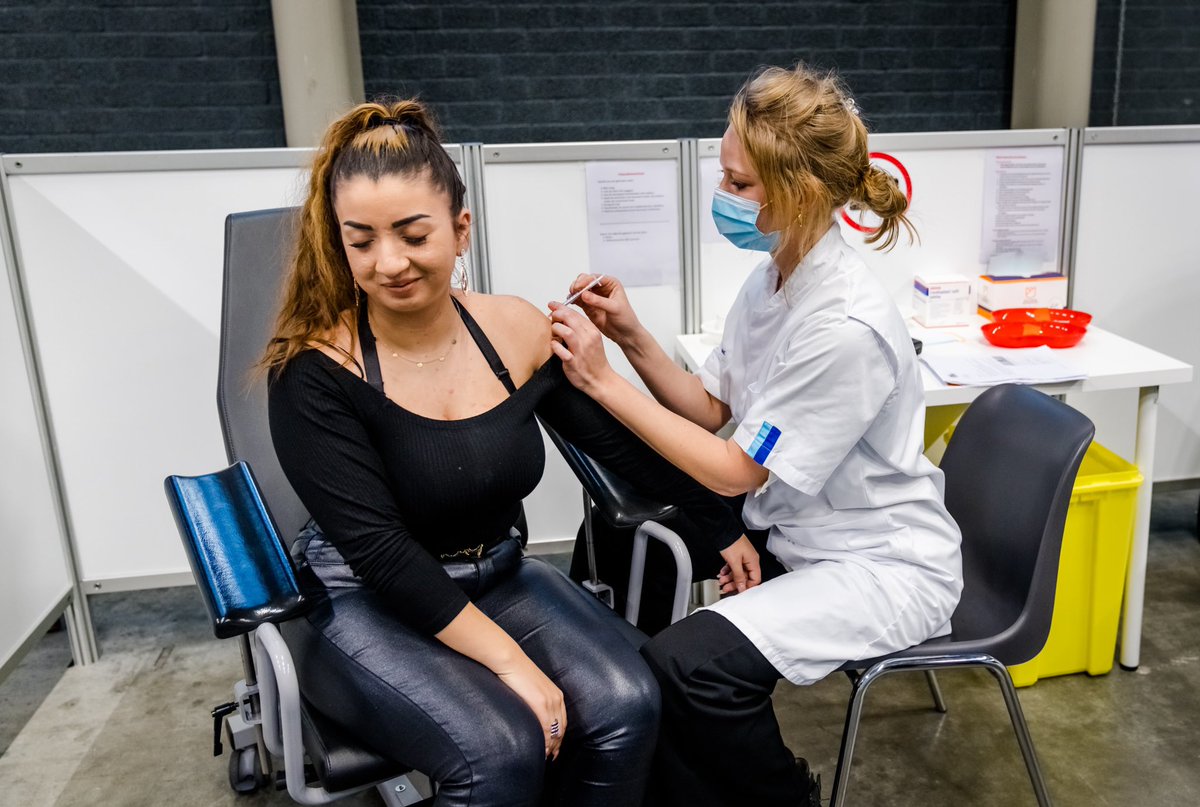 hugodejonge's tweet image. De eerste twintigers zijn vandaag aan de beurt. 1991 en 1992 mogen zo de afspraak voor de #oppepprik maken. Doe dat online.
🕚 Vanaf 11:00 uur via:
💻 coronavaccinatie-afspraak.nl 
ℹ️ Lees meer en zie altijd welk jaar aan de beurt is op: coronavaccinatie.nl/booster
🔁 Zegt het voort. 🗣