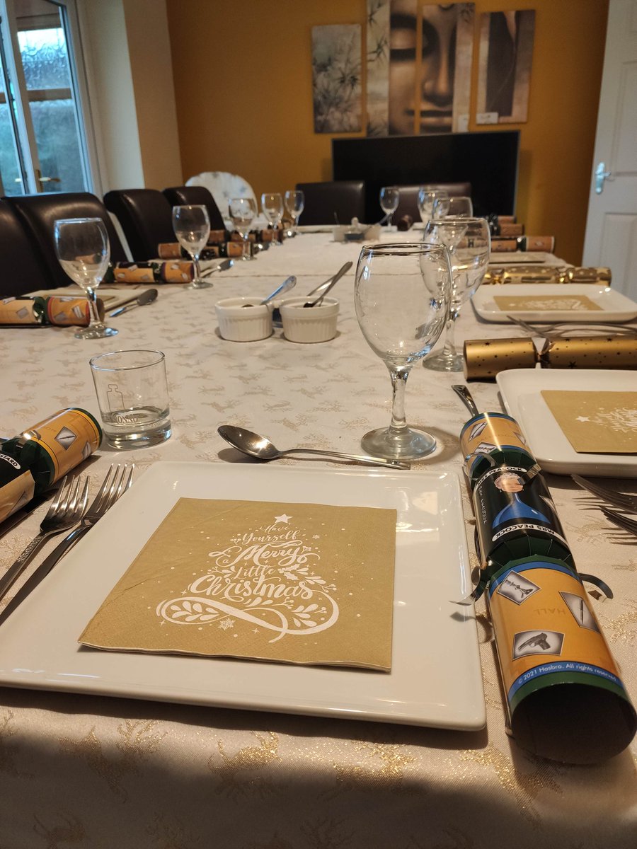 JoMDixon's tweet image. Preparing in Dixon traditional way for New Year&apos;s Day. Christmas Dinner with our ever increasing family. #extendingtable #everyonewelcome #absolutechaos ❤️❤️❤️