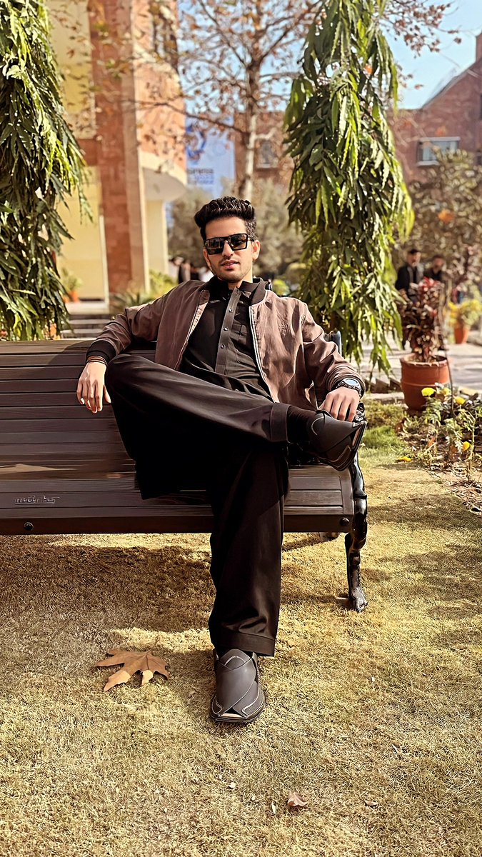 Iamkhizee's tweet photo. پھر بھی ہم سے گلہ ہے کہ وفادار نہیں،
ہم وفادار نہیں تو بھی تو دلدار نہیں۔ https://t.co/JhzZNvjxsT