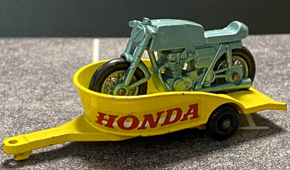 nostalgictomica's tweet photo. 新年一発目も古いミニカーです😁
#マッチボックス No.38 #ホンダモーターサイクルトレーラー 1970
No.38の最初のモデルです。バイクは #架空モデル とされていますが #RC142 が比較的近いと思われます。
今年もこのレーサー程度のスピードで駆け抜けたいと思いますw😉😆 https://t.co/TH7sfFjiS4