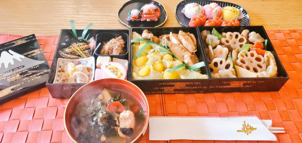murasakiobaba's tweet photo. 🎍🐯あけましておめでとうございます🐯🎍

今年も好きな物だけ詰め込んだお節を作りました✌️
二の重は栗きんとんパンパンです！

今年も低浮上だとは思いますが、テキトーによろしくして頂けると喜びます❤️
どうぞよろしくお願いいたします https://t.co/131lwWpJrg