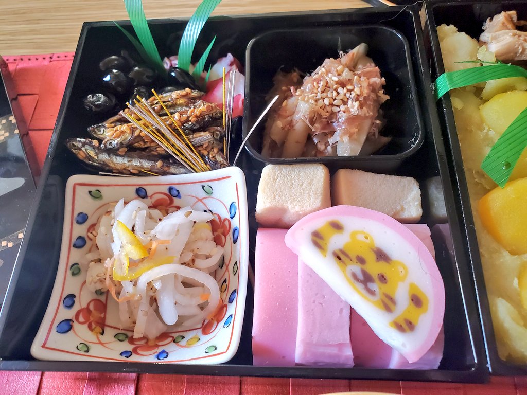 murasakiobaba's tweet photo. 🎍🐯あけましておめでとうございます🐯🎍

今年も好きな物だけ詰め込んだお節を作りました✌️
二の重は栗きんとんパンパンです！

今年も低浮上だとは思いますが、テキトーによろしくして頂けると喜びます❤️
どうぞよろしくお願いいたします https://t.co/131lwWpJrg