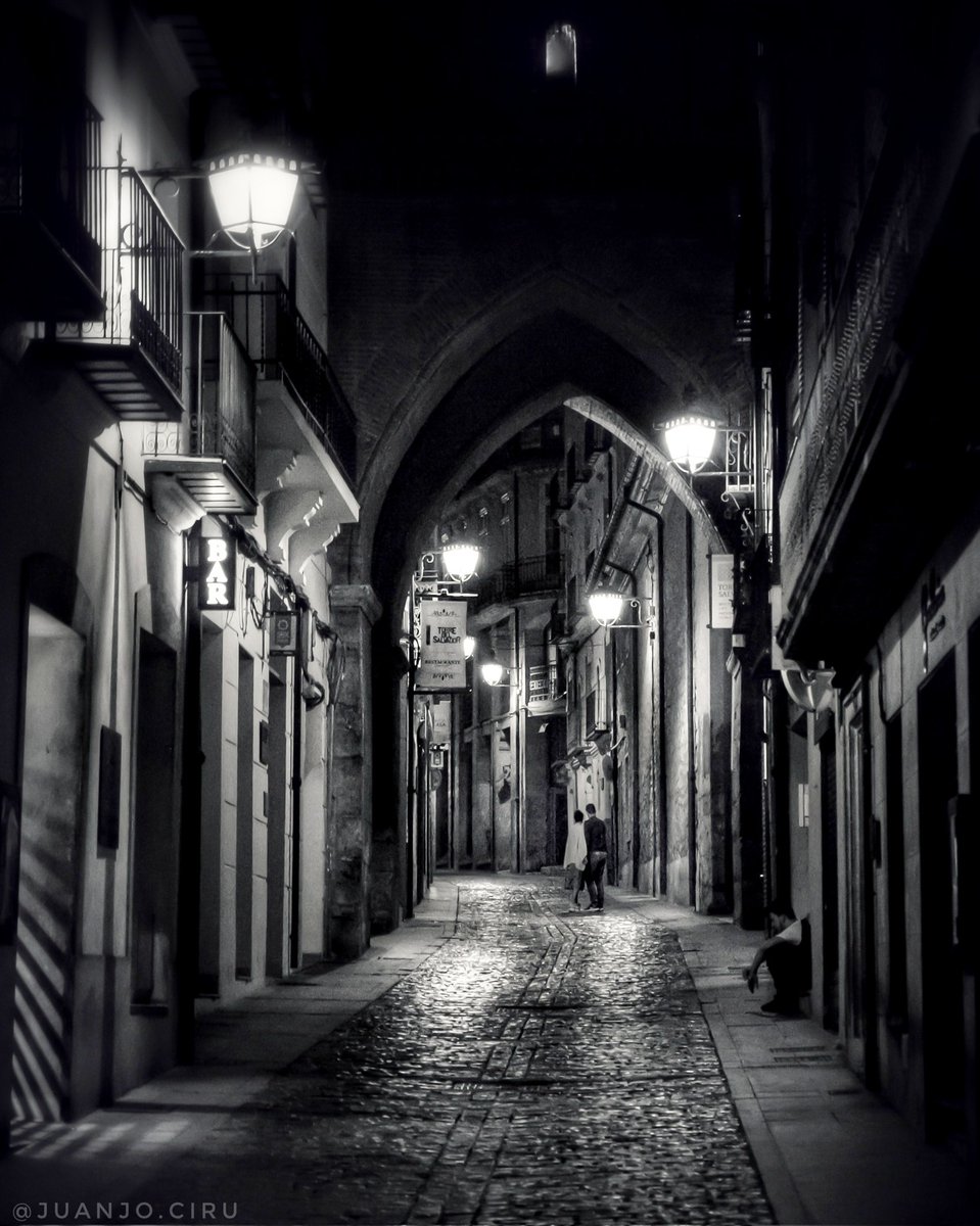 I would like to see the first black and white urban photos of 2022!!🤍🖤📸 I start..🥳😉
#bnwphoto #streetphotography #NFTCommunity #OpenSeaNFT