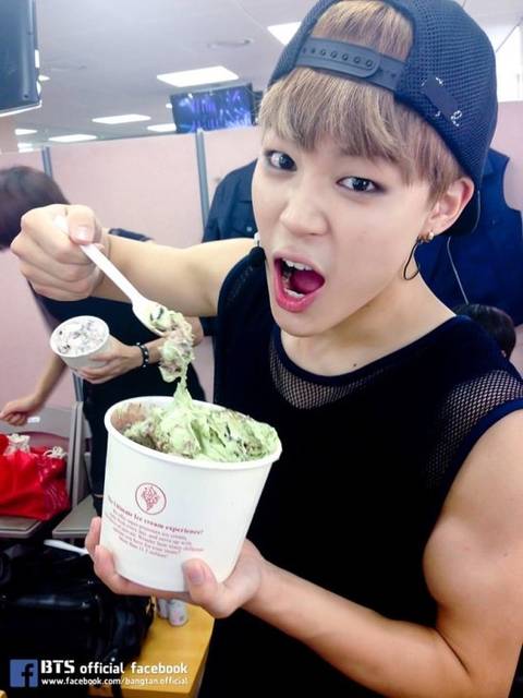 BTSTWICESUKI's tweet photo. ジミナー可愛いアイス食べてるのめっちゃ可愛すぎる!筋肉やばっ https://t.co/S62G9yRCJM
