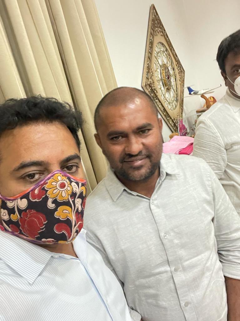 FoundationNalla's tweet photo. *నూతన సంవత్సరం సందర్భంగా ప్రగతి భవన్ లో టిఆర్ఎస్ పార్టీ వర్కింగ్ ప్రెసిడెంట్ ,మంత్రివర్యులు శ్రీ కేటీఆర్ అన్న గారిని కలిసి నూతన సంవత్సర శుభాకాంక్షలు తెలియజేసిన టిఆర్ఎస్ పార్టీ రాష్ట్ర నాయకులు  నల్ల మనోహర్ రెడ్డి గారు #HappyNewYear2022* @trspartyonline @KTRTRS @nmreddy06 https://t.co/WeEDR9wb5z