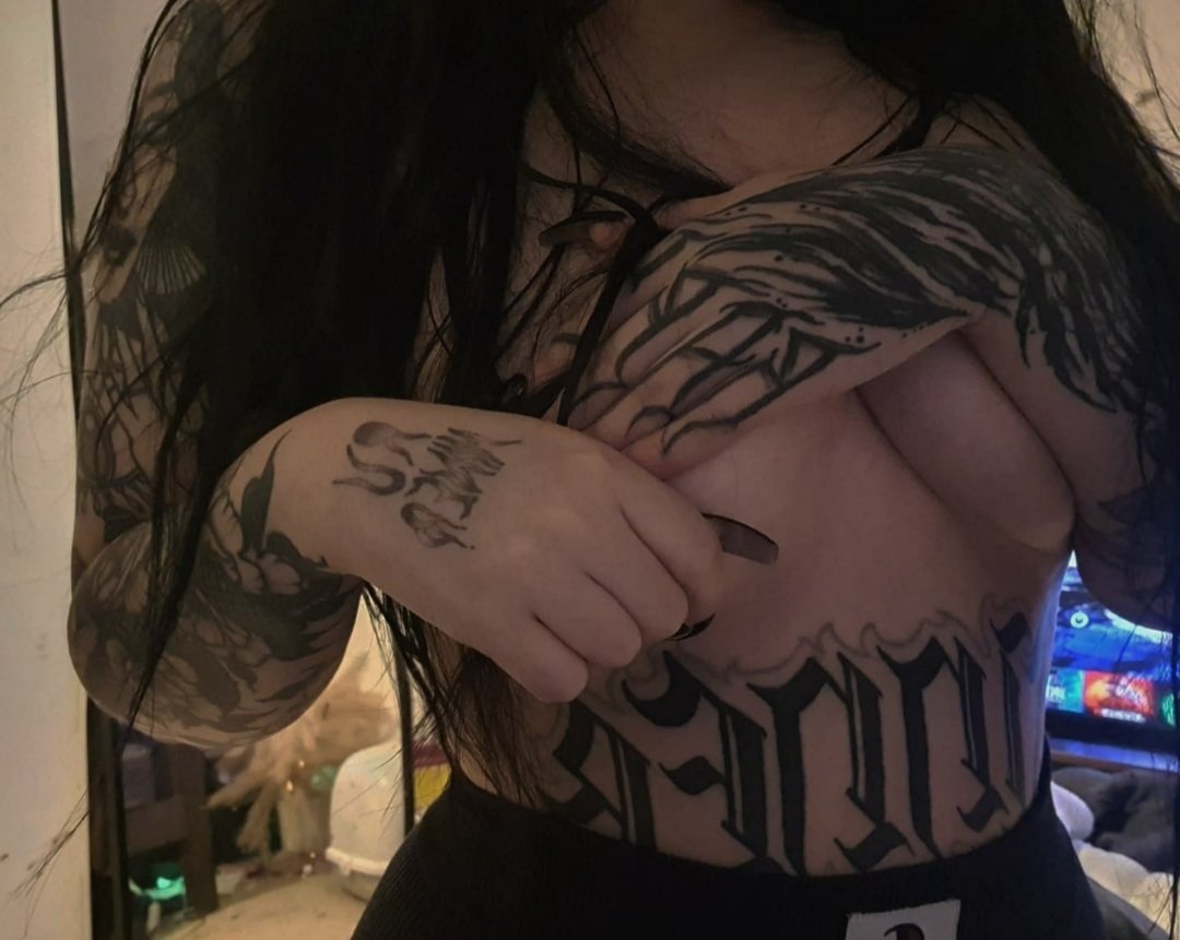 LuxxSinful's tweet photo. may the only pain i endure in 2022 be from a tattoo gun, amen https://t.co/USWozGHBjm