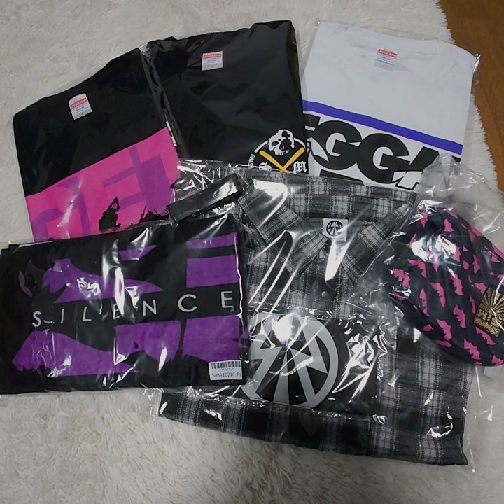 gaw_baw's tweet image. SiMのグッズ殆ど無いのに持ってるラババンと被ってるんよ〜わろた〜
#deathbox
#SiM福袋