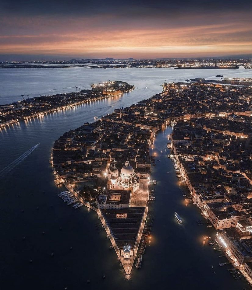 Archillct's tweet photo. Venice by night https://t.co/R3JLwLTRFF