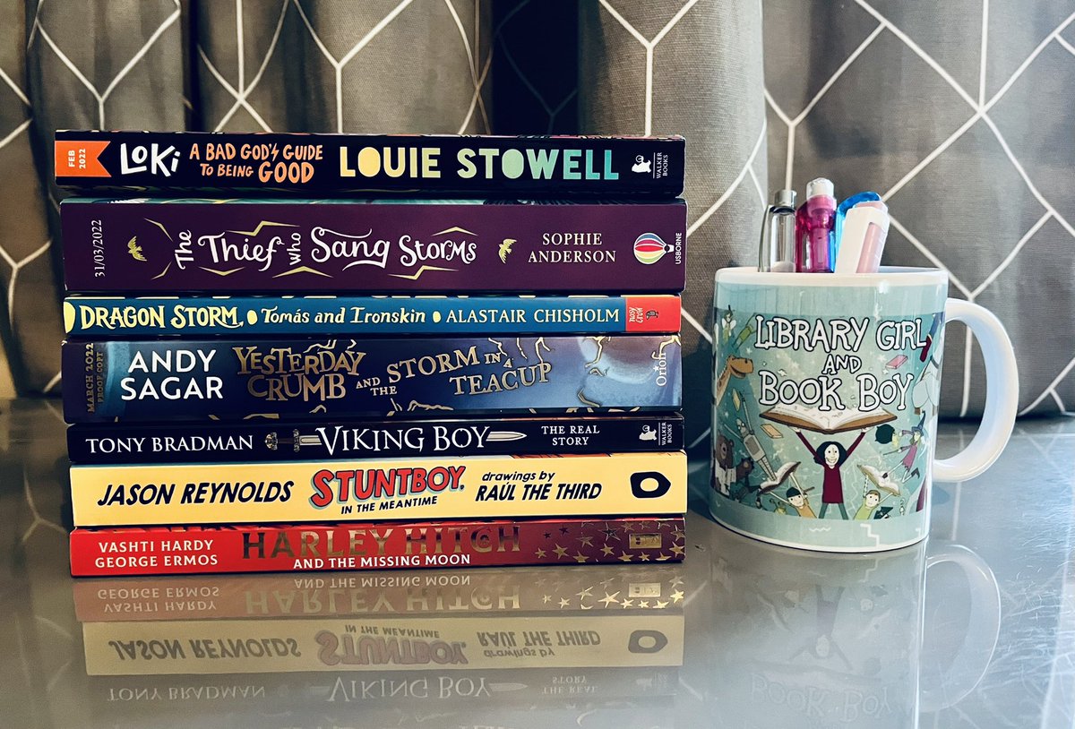 BookSuperhero2's tweet image. Join me in a #ReadingResolution to log all the books you read in 2022. There’s a downloadable record sheet available on the #LibraryGirlAndBookBoy Facebook group. These are my January TBRs. What’s on your pile? 📚 #resolutions2022