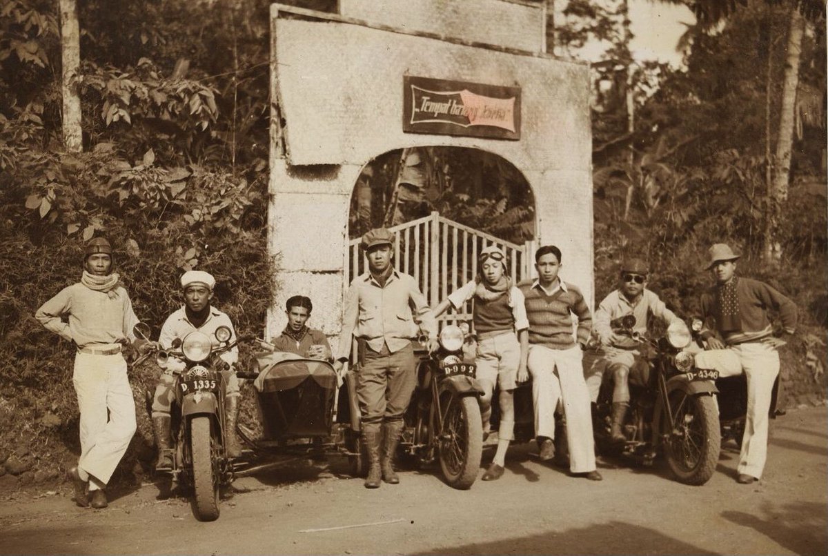 ramdandun's tweet photo. Pulasan pertama di tahun 2022 😁

Berikut adalah barudak motor di Bandung, sekitar 1930-1935.
•
📸: National Gallery of Australia via @potolawas https://t.co/1smdFJvN7s
