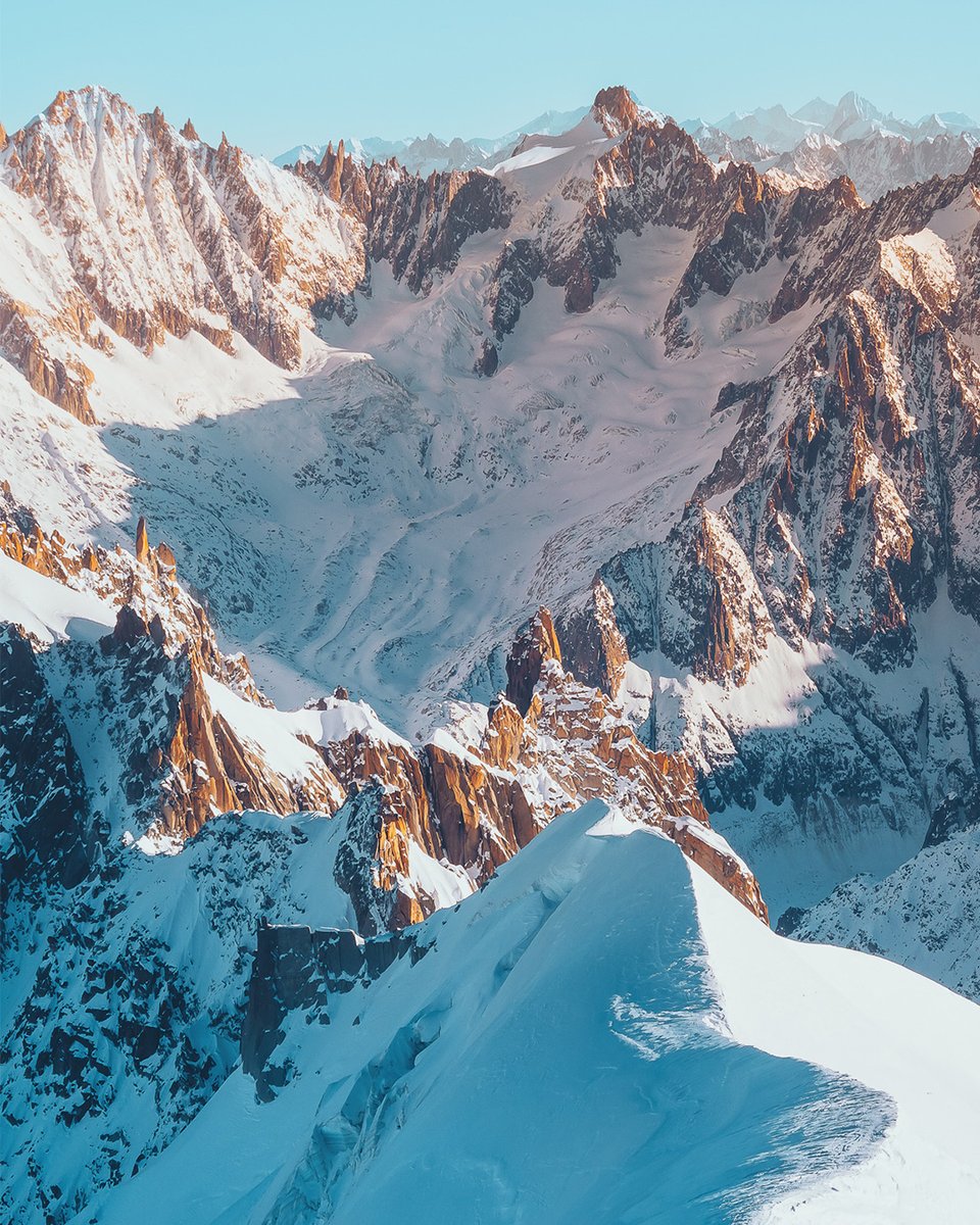 For 2022 we wish you to share your passion, experience what you've been too scared to try, feel, love, fail, try again, succeed... Whatever your next adventure is and whatever you are passionate about: Keep living your best emotions.

📸 Mountains Legacy Production

#Julbo