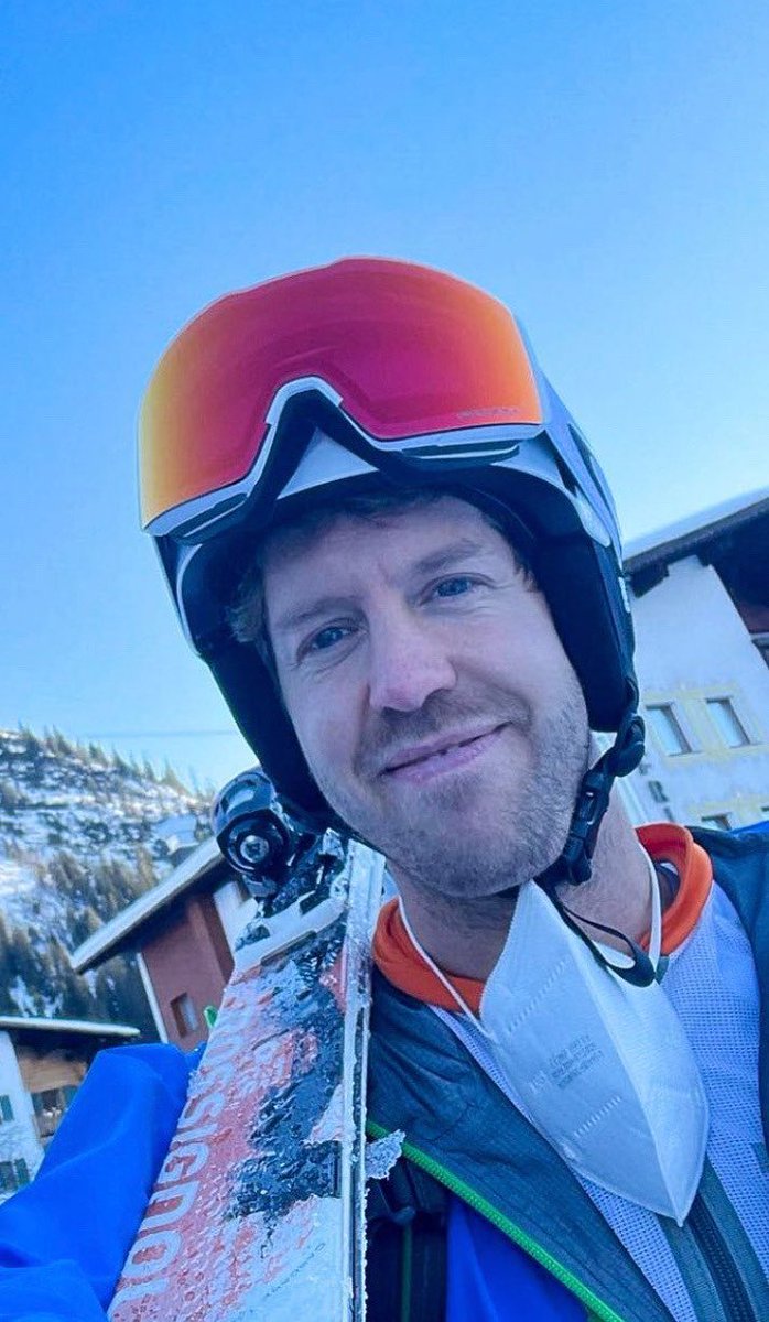 vettelarchive's tweet photo. ⛷ zoom! https://t.co/WxJVOVWkAz