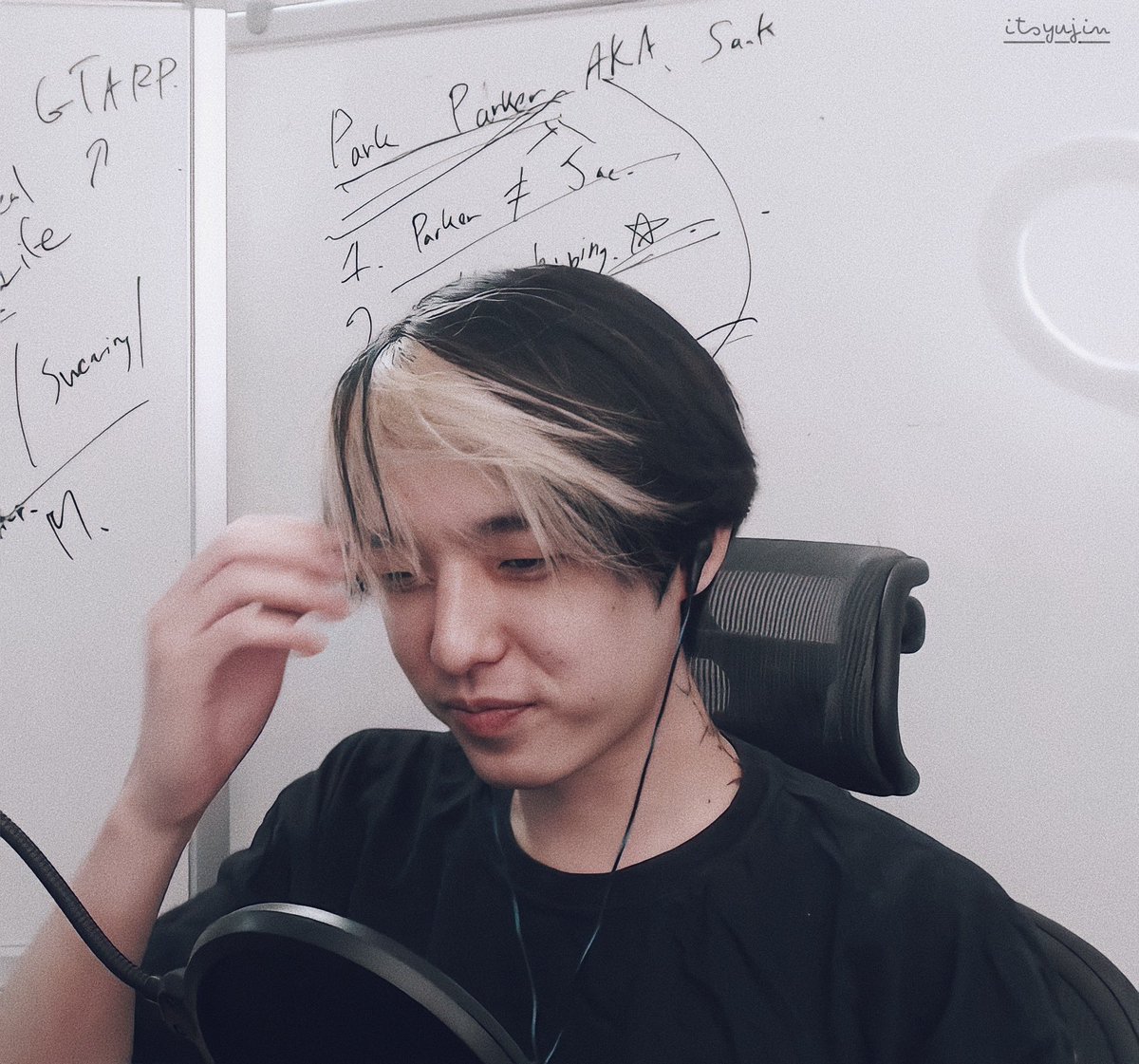 itsyujin's tweet photo. 220101 JAE Twitch live

— a thread: https://t.co/RcYCDvW0SX