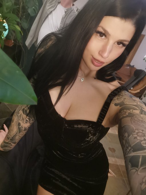 Wer hat seine guten Vors&auml;tze schon gebrochen? 😂 Ja = Kommentar / nein = Retweet 😁 #silvester2021 #Hello2022<a href="/tag/cocktaildress"class="tags"><span>#cocktaildress</span></a><a href="/tag/glamour"class="tags"><span>#glamour</span></a><a href="/tag/dress"class="tags"><span>#dress</span></a><a href="/tag/newyearseve"class="tags"><span>#newyearseve</span></a><a href="/tag/silvester2021"class="tags"><span>#silvester2021</span></a>