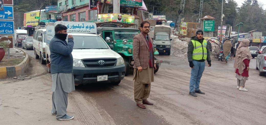 CrownJewel___'s tweet photo. As per situation of traffic , 
Ac Murree Umer Maqbool
Traffic management with traffic police at kuldana Chowk, jhika Galli murree .
@DCRawalpindi @GovtofPunjabPK @ctprwp https://t.co/fHmptoKyk4