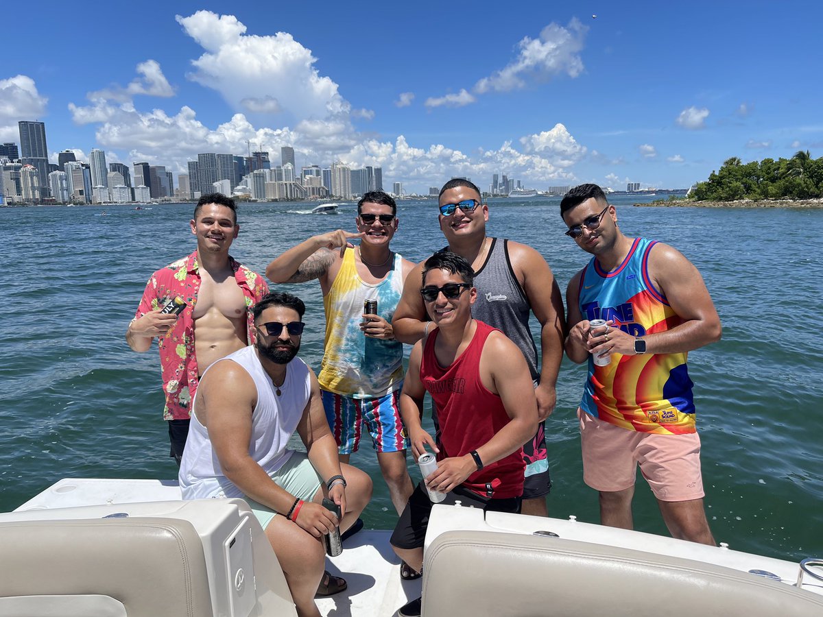 rsaudy23's tweet photo. 2021 was hell of a ride, got my masters degree 📜, lost a brother 👼🏽, got a new job, found 🤍, and made memories with my woes, ready for 2022 🥳😆😅🙈😂 https://t.co/VBMZxQQzf2