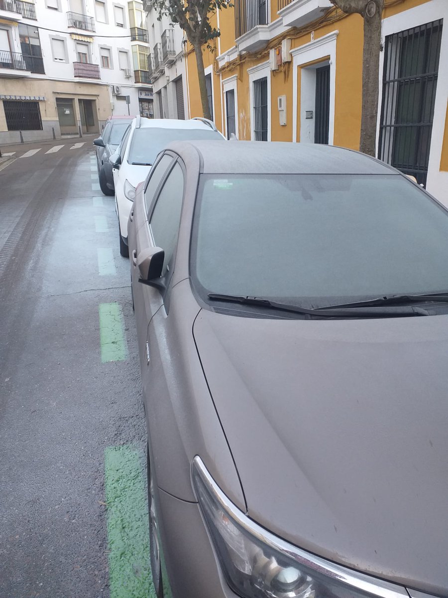 Andrewi17's tweet photo. Empiezan el año haciendo maldades🤦🏻‍♀️ 
Podría ser hielo pero no, es polvo y posiblemente de un extintor.
En finnn
@COPEMERIDA @ayto_merida https://t.co/WhdmVXkRO6