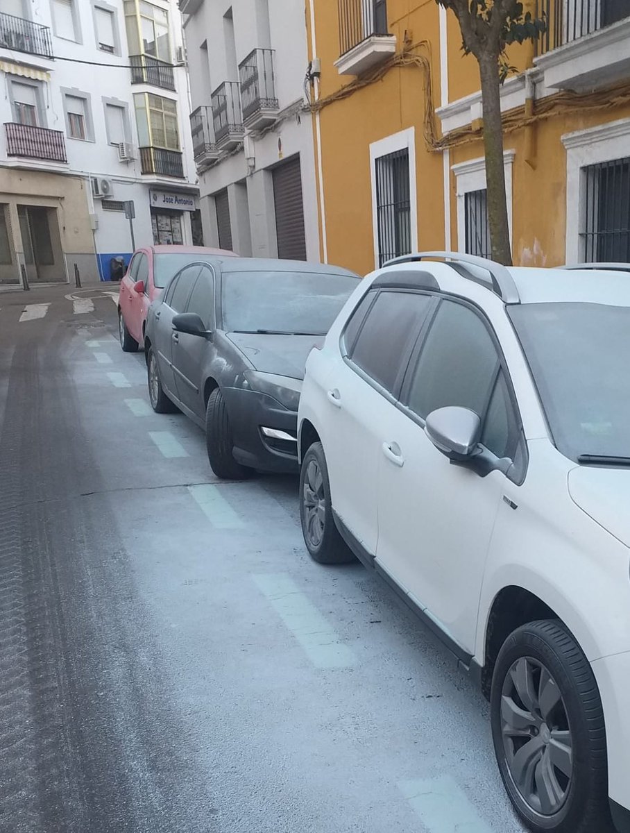 Andrewi17's tweet photo. Empiezan el año haciendo maldades🤦🏻‍♀️ 
Podría ser hielo pero no, es polvo y posiblemente de un extintor.
En finnn
@COPEMERIDA @ayto_merida https://t.co/WhdmVXkRO6