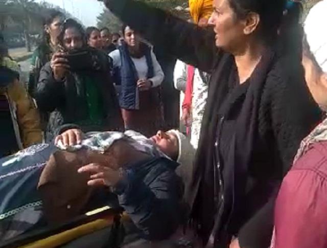 सिद्धू के घर के बाहर धरना दे रही महिला पर सुरक्षा कर्मचारियों ने चढ़ाई गाड़ी (PICS)
punjab.punjabkesari.in/punjab/news/se…
#Punjab #NavjotSinghSidhu #healthworkers #protest #securityworkers #accident #HindNews