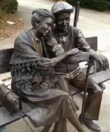 Besef dit....
die tegen vuurwerk zijn
die met masker en Qr code lopen
die Greta Thunberg en gelukzoekers omarmen
die gevaccineerd zijn
die er voor zorgden dat wij de ongevaccineerden 
werden verstoten/uitgesloten van deze maatschappij
uw eigen familie of buren zijn
=D66 en VVD