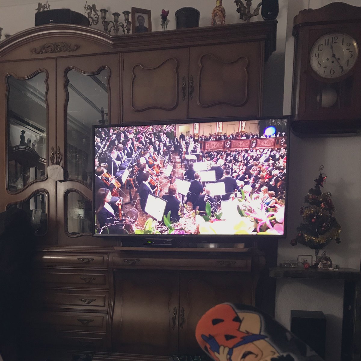 Gozando con este inicio de #ConciertodeAñoNuevo. A ver cómo va el Maestro Barenboim.  Dale <a href="/martinllade/">Martín Llade</a> 🎼