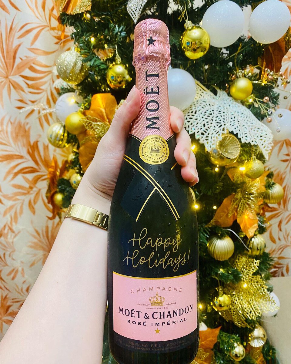 _denisegail's tweet photo. Happy Holidays! 🥳🥂🎊 https://t.co/6oPuMDHSAG