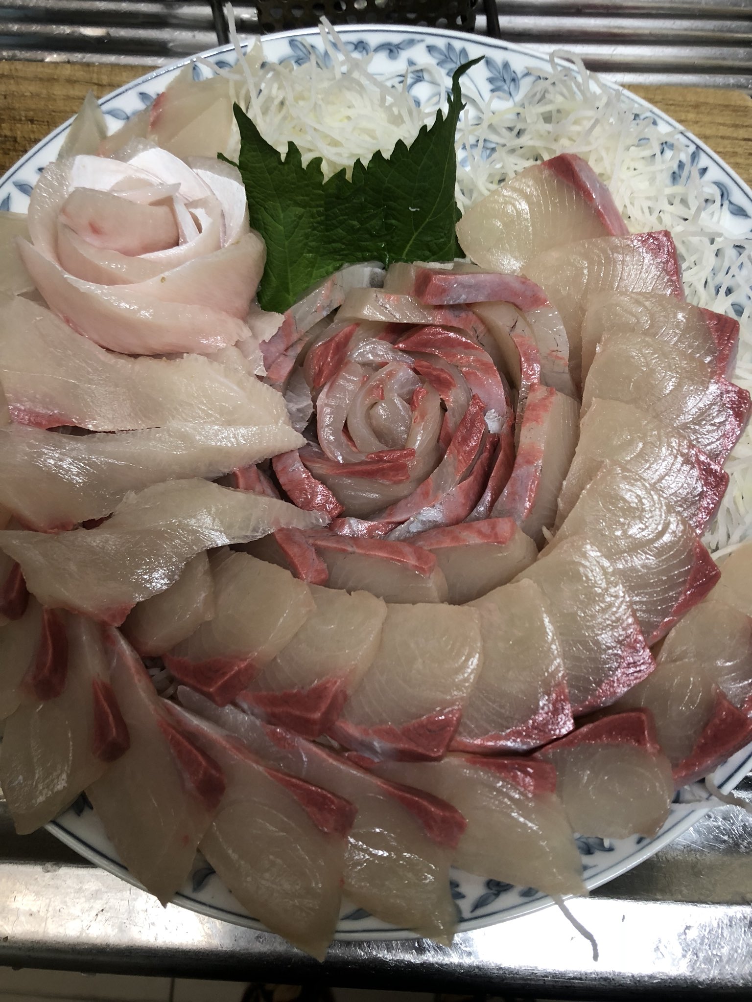 みーやん おうちで晩御飯 実家 ヒラソ ヒラマサ のしゃぶしゃぶ 照り焼きチキンサラダ 昨日食べたのはカンパチで 今日食べたのはヒラソだと発覚 似てるから分かんねぇー しゃぶしゃぶと刺身の二刀流 美味かった 宇部のお酒 貴も最高でした T