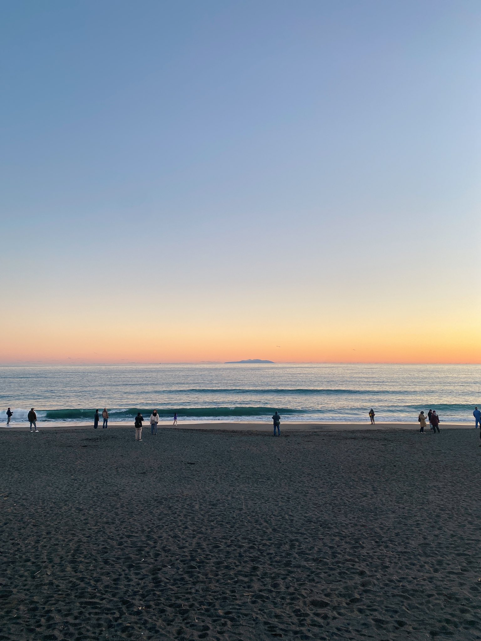 えみ 海の中 マジックアワー ブルーモーメント ブルーアワー 違いがよく分からない 夕日が沈んだら写真撮ってたほぼ全員がやめて帰っちゃうけど 私は空が綺麗なグラデーションになる 太陽が沈んだ後の黄昏時が好き T Co L6a511l7xm Twitter