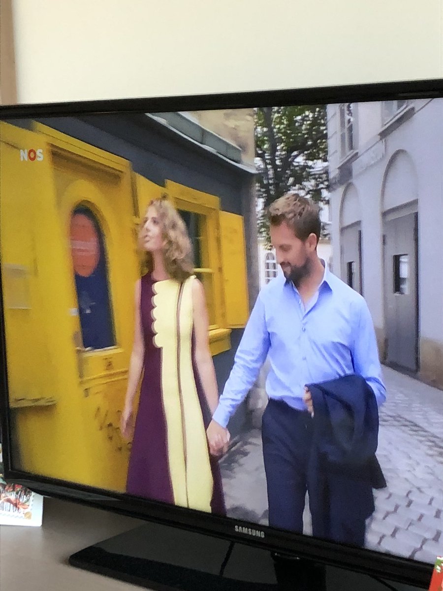 Broer bij het stelletje dat figureert tijdens het #nieuwsjaarsconcert: “zij heeft een vla-flip aan” 😂