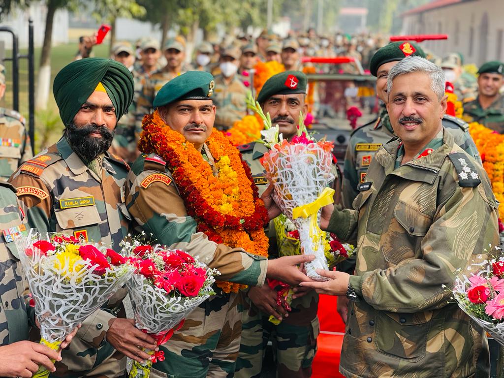 artrac_ia's tweet photo. #IndianArmy bids farewell to the Hero of #TigerHill,Sub Maj (Hony Capt) Yoginder Singh Yadav, #ParamVirChakra on his superannuation with a traditional send-off. Nation will always be grateful for his gallant services.@adgpi https://t.co/FSCH9A4Au7