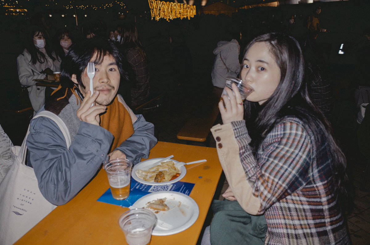 SongforLaurel's tweet photo. あけましておめでとうございます。
2022も『Song for Laurel』を広げていけるよう頑張ります🌿

(写真はクリスマスマーケットを楽しむ監督とトウコ) https://t.co/00vA8WU6mG