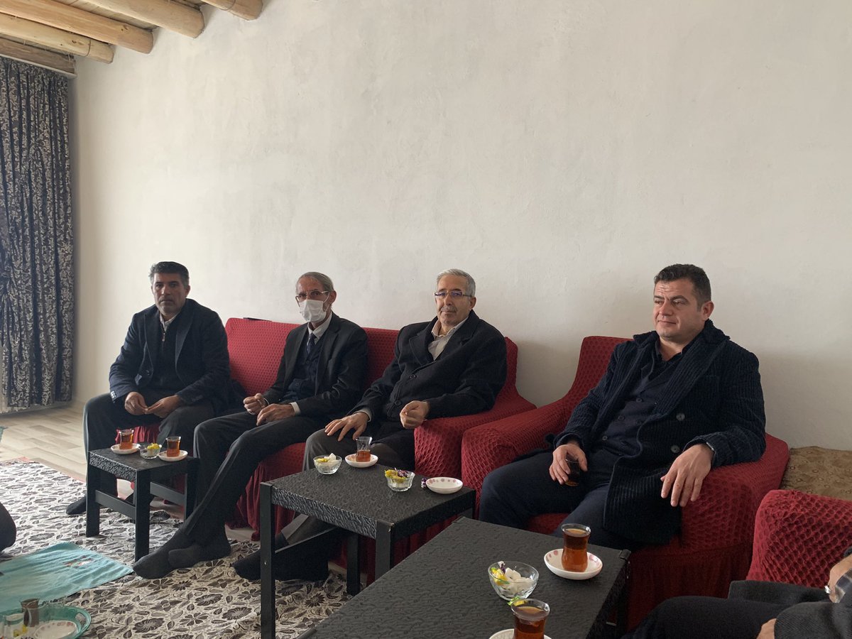 vanaktusba's tweet photo. 📍Bağdaşan

İlçe Başkanımız @MnuriBasdinc beraberinde Yönetim Kurulu Üyelerimiz ile birlikte yakın zamanda babasını kaybeden Bağdaşan muhtarı Ercan Gülsevinç’e taziye ziyaretinde bulunarak başsağlığı dileklerinde bulundular.
@K_Turkmenoglu_V @AK_PartiVan @sinbasak @erkankandemir https://t.co/N1cnWrPEVe
