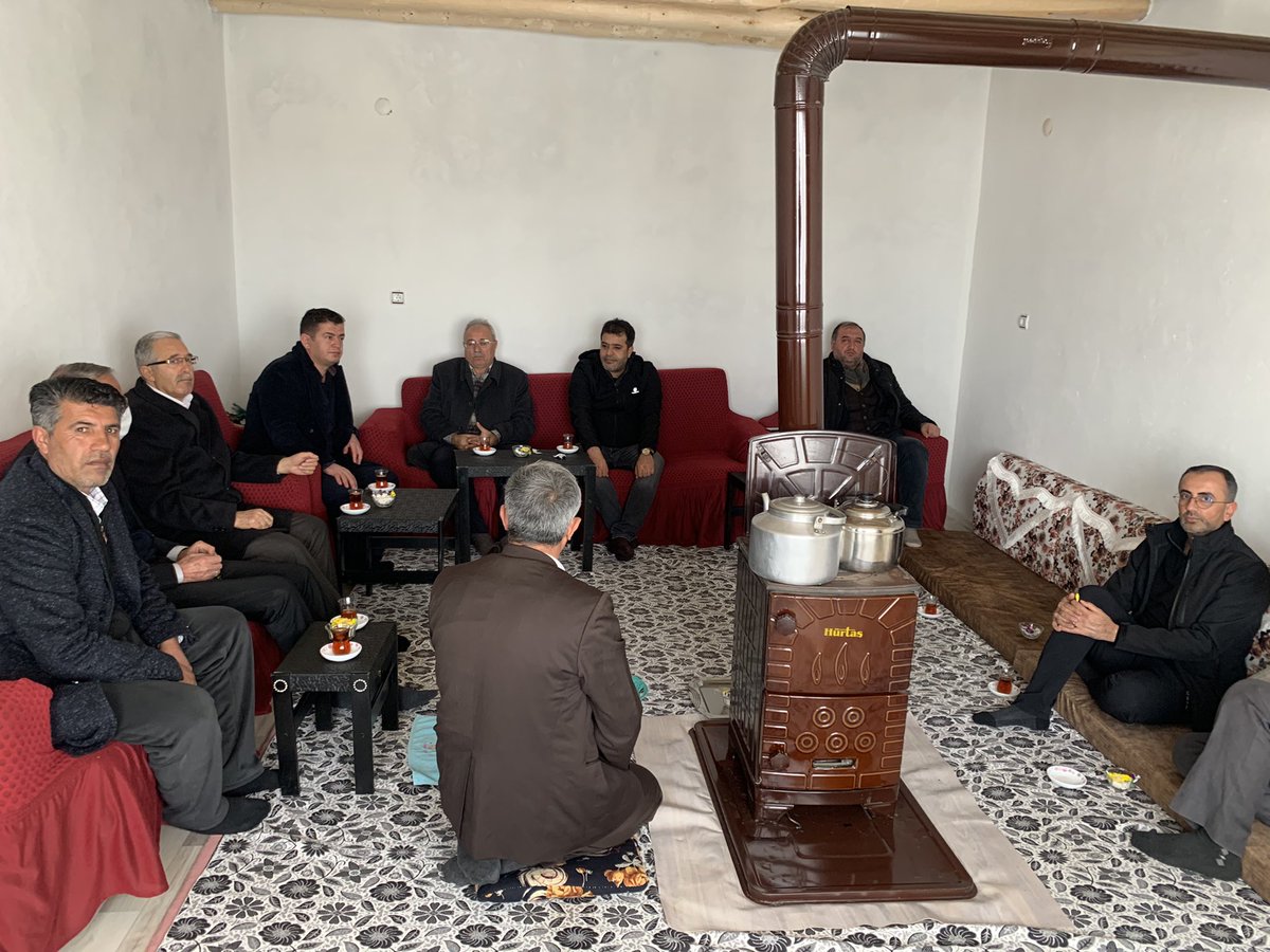 vanaktusba's tweet photo. 📍Bağdaşan

İlçe Başkanımız @MnuriBasdinc beraberinde Yönetim Kurulu Üyelerimiz ile birlikte yakın zamanda babasını kaybeden Bağdaşan muhtarı Ercan Gülsevinç’e taziye ziyaretinde bulunarak başsağlığı dileklerinde bulundular.
@K_Turkmenoglu_V @AK_PartiVan @sinbasak @erkankandemir https://t.co/N1cnWrPEVe