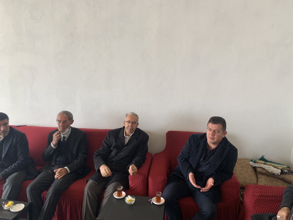vanaktusba's tweet photo. 📍Bağdaşan

İlçe Başkanımız @MnuriBasdinc beraberinde Yönetim Kurulu Üyelerimiz ile birlikte yakın zamanda babasını kaybeden Bağdaşan muhtarı Ercan Gülsevinç’e taziye ziyaretinde bulunarak başsağlığı dileklerinde bulundular.
@K_Turkmenoglu_V @AK_PartiVan @sinbasak @erkankandemir https://t.co/N1cnWrPEVe