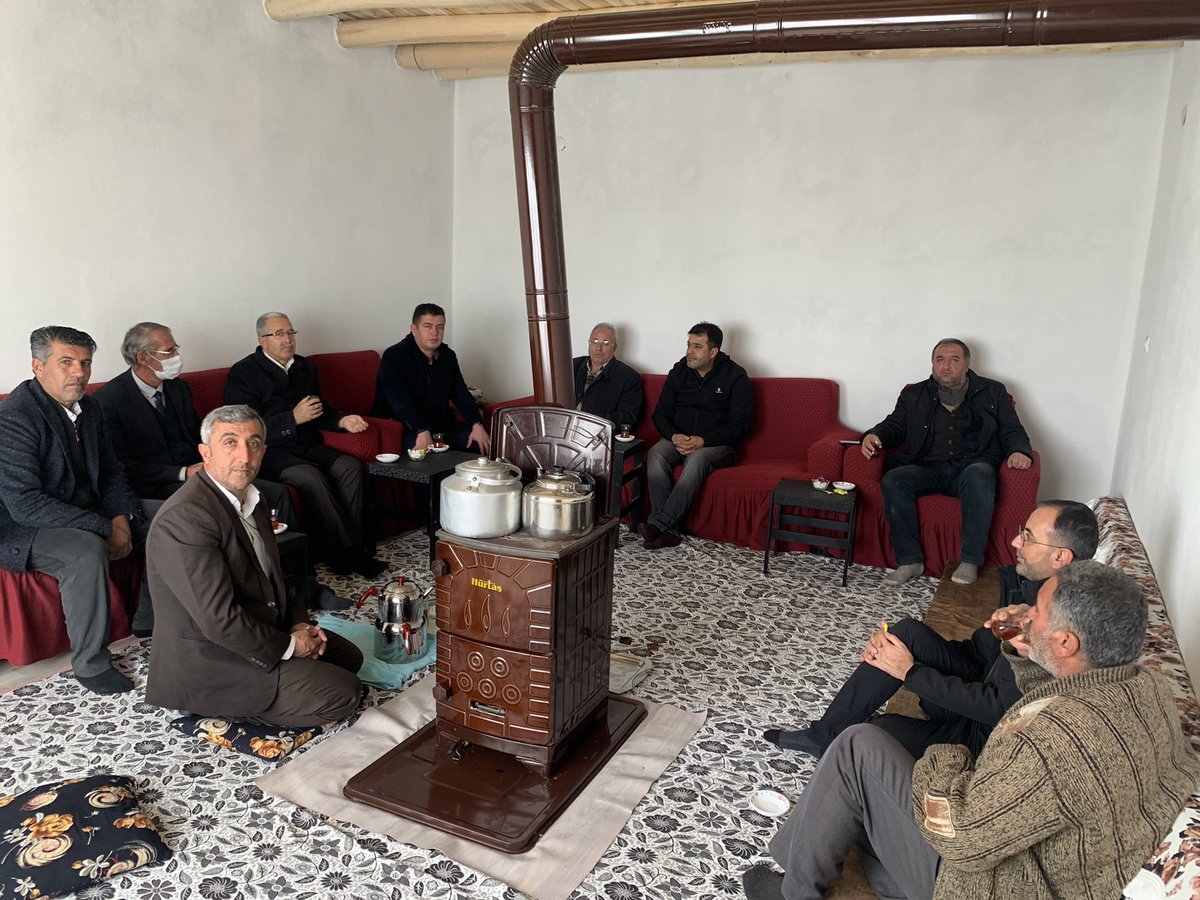 vanaktusba's tweet photo. 📍Bağdaşan

İlçe Başkanımız @MnuriBasdinc beraberinde Yönetim Kurulu Üyelerimiz ile birlikte yakın zamanda babasını kaybeden Bağdaşan muhtarı Ercan Gülsevinç’e taziye ziyaretinde bulunarak başsağlığı dileklerinde bulundular.
@K_Turkmenoglu_V @AK_PartiVan @sinbasak @erkankandemir https://t.co/N1cnWrPEVe
