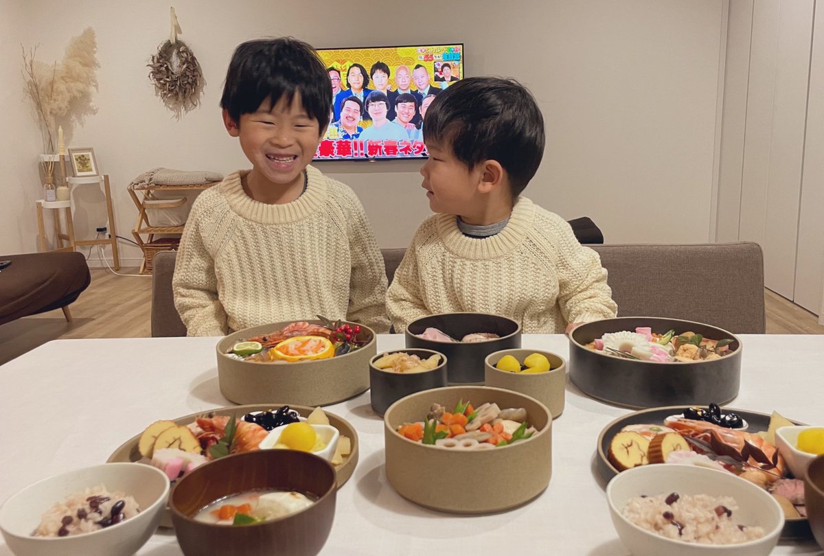 2022〜！！
おせち食べて、書初めして、初詣へ