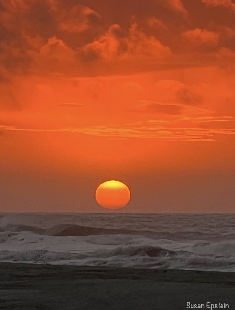 Every day is a new beginning…a chance to learn, grow, see new perspectives, and experience joy!
Happy 2022! #Inspire #sunrises #mbti #infp #lifecoach #newbeginnings #authenticself #introvert #photography