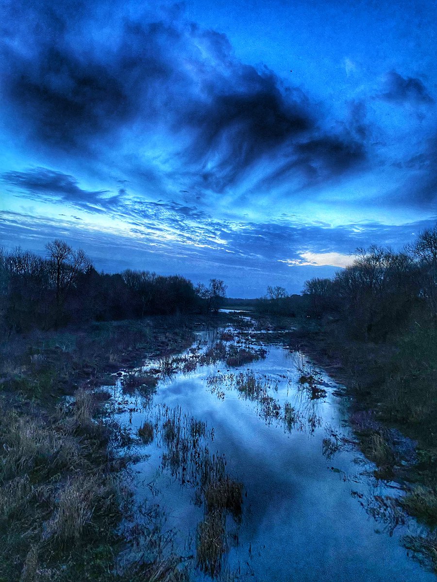 StephanieDarkes's tweet image. Happy New Year!

I wish you joy and happiness for 2022. What one thing will you be doing more of?

I started my new year as I mean to go on - grounding, chasing the sunrise &amp;amp; enjoying the river.

#exeter #exploringexeter #river #walking #sunrise #earlymornjng #newyear #freshstart