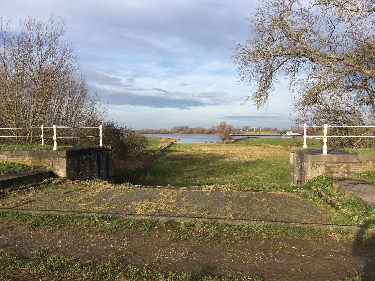 Vriendin_vann's tweet photo. De oude sluis van #StAndries #binnenvaart https://t.co/Xrrsi8TY2b