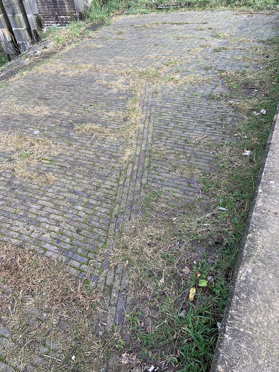 Vriendin_vann's tweet photo. De oude sluis van #StAndries #binnenvaart https://t.co/Xrrsi8TY2b