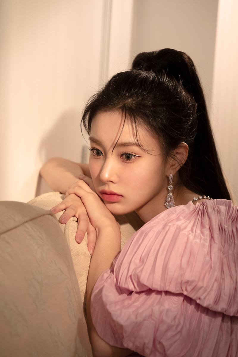 hyewon_like's tweet image. #강혜원 w 자켓 비하인드 포스터📸