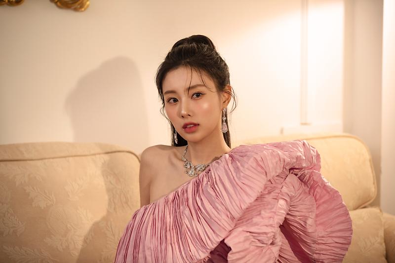 hyewon_like's tweet image. #강혜원 w 자켓 비하인드 포스터📸