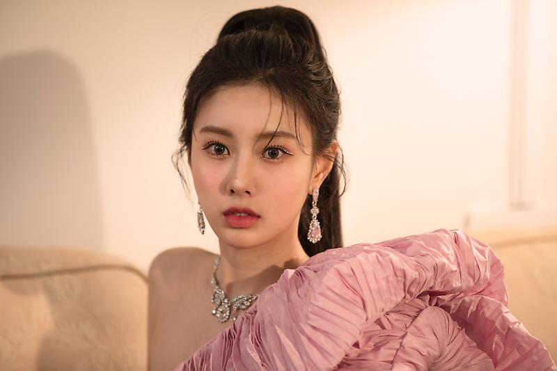 hyewon_like's tweet image. #강혜원 w 자켓 비하인드 포스터📸