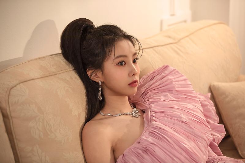 hyewon_like's tweet image. #강혜원 w 자켓 비하인드 포스터📸