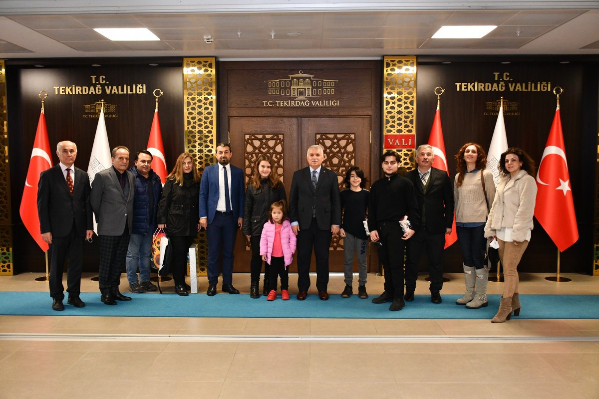 EmlakErgene's tweet photo. TBMM Başkanımız Sayın Prof.Dr. Mustafa ŞENTOP'un himayelerinde
 İl MEM'ce düzenlenen "İstiklalden İstikbale Şehrimiz" Kartpostal yarışmasında İlkokullarda Türkiye 3.sü olan Uygar GÖNÜLLÜ'ye Ödülü Valimiz Sayın Aziz YILDIRIM tarafından takdim edildi.
@ersanulusan @csarili @hete61 https://t.co/pjuNoyKkMm