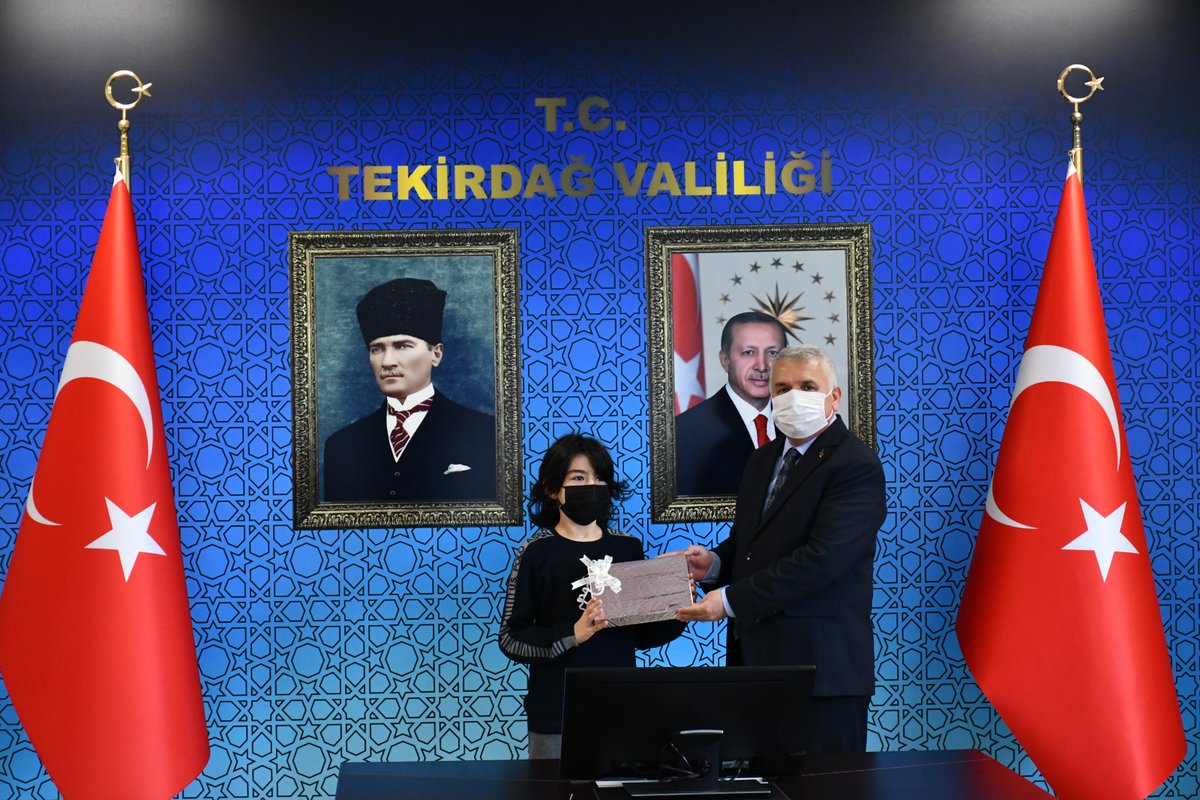 EmlakErgene's tweet photo. TBMM Başkanımız Sayın Prof.Dr. Mustafa ŞENTOP'un himayelerinde
 İl MEM'ce düzenlenen "İstiklalden İstikbale Şehrimiz" Kartpostal yarışmasında İlkokullarda Türkiye 3.sü olan Uygar GÖNÜLLÜ'ye Ödülü Valimiz Sayın Aziz YILDIRIM tarafından takdim edildi.
@ersanulusan @csarili @hete61 https://t.co/pjuNoyKkMm